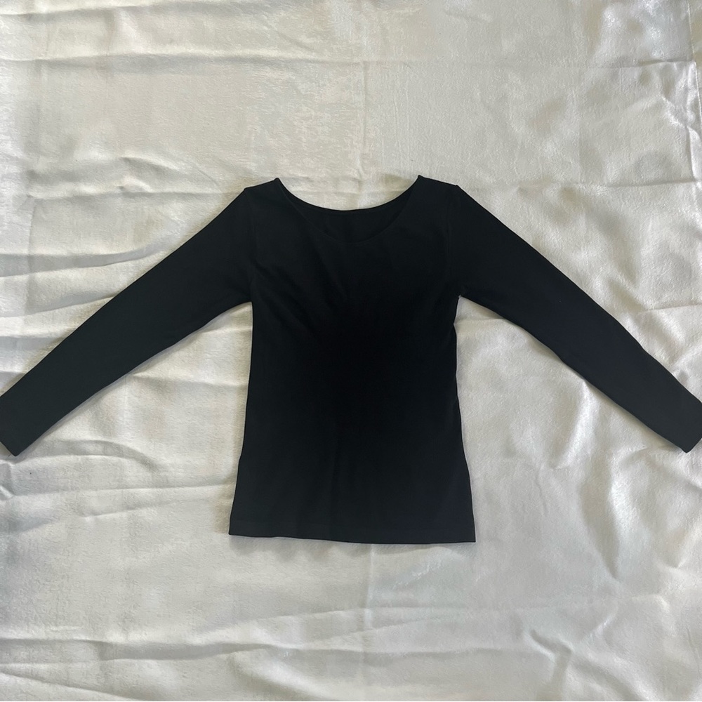 Simple long sleeve top in black